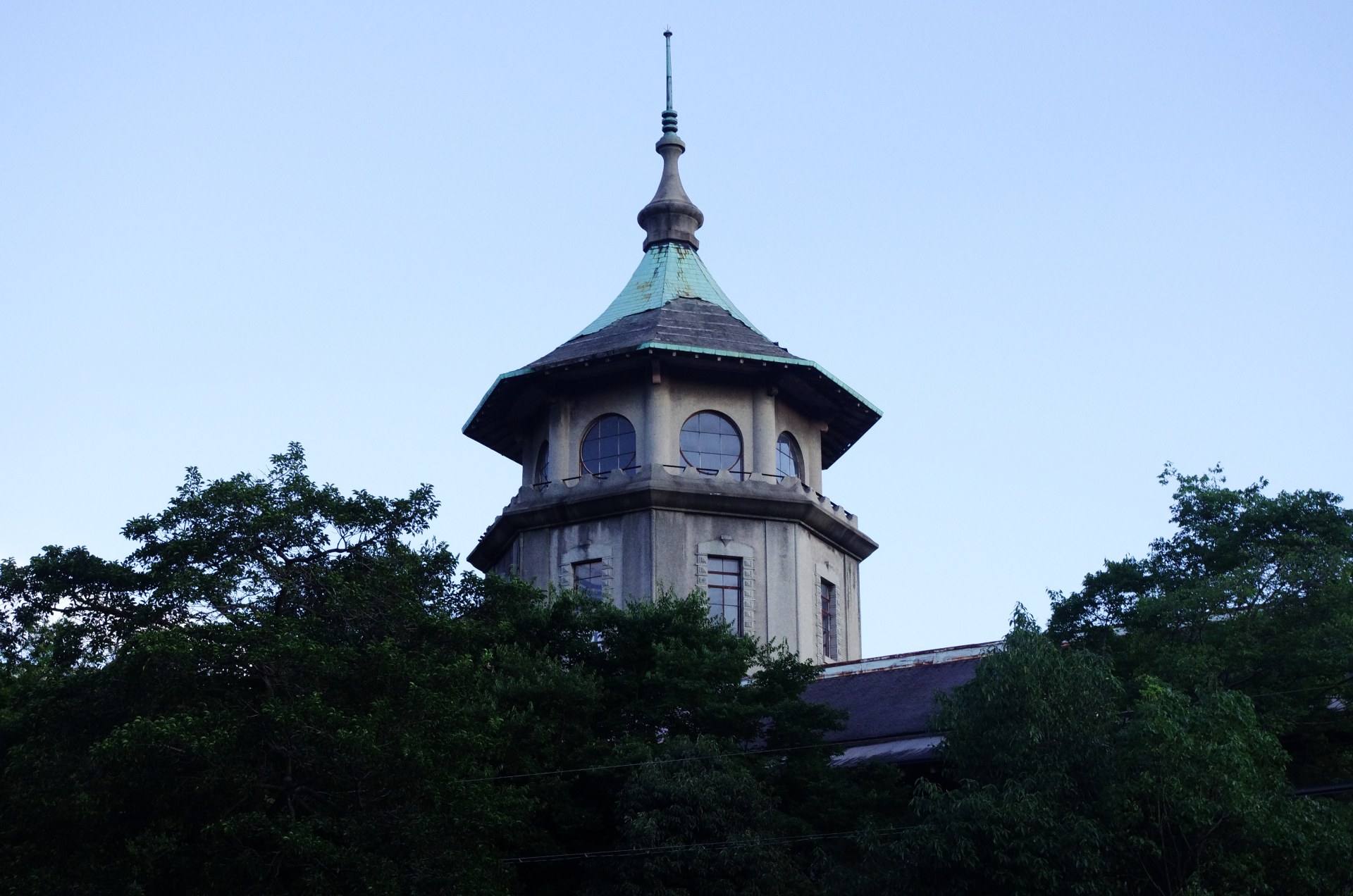 昭和塾堂と城山八幡宮