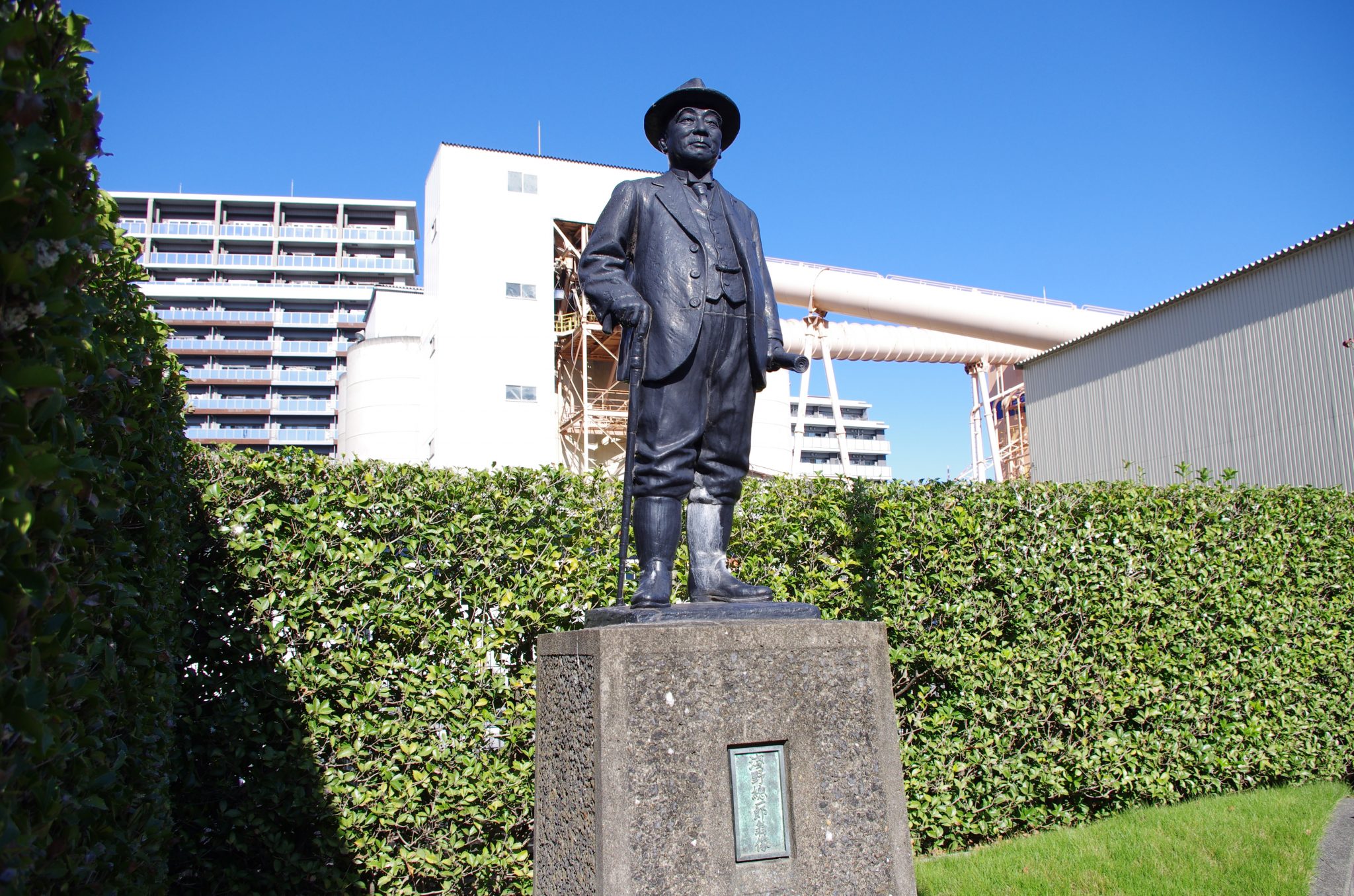 「京浜工業地帯の父」浅野財閥・浅野総一郎像と墓