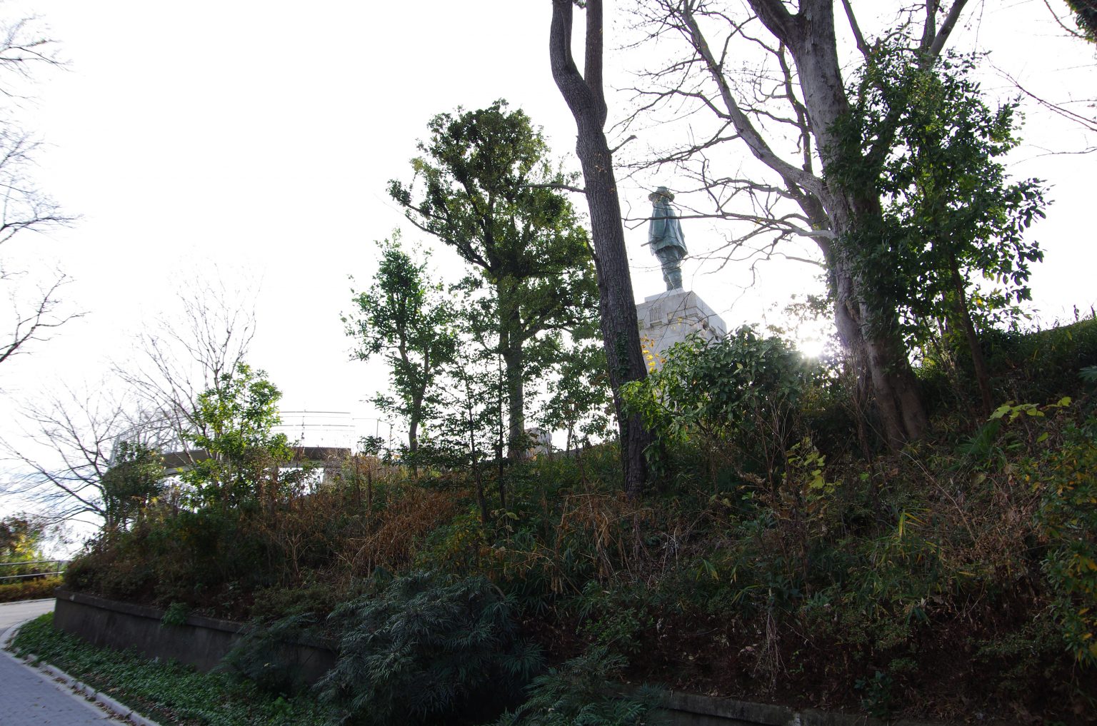 「京浜工業地帯の父」浅野財閥・浅野総一郎像と墓