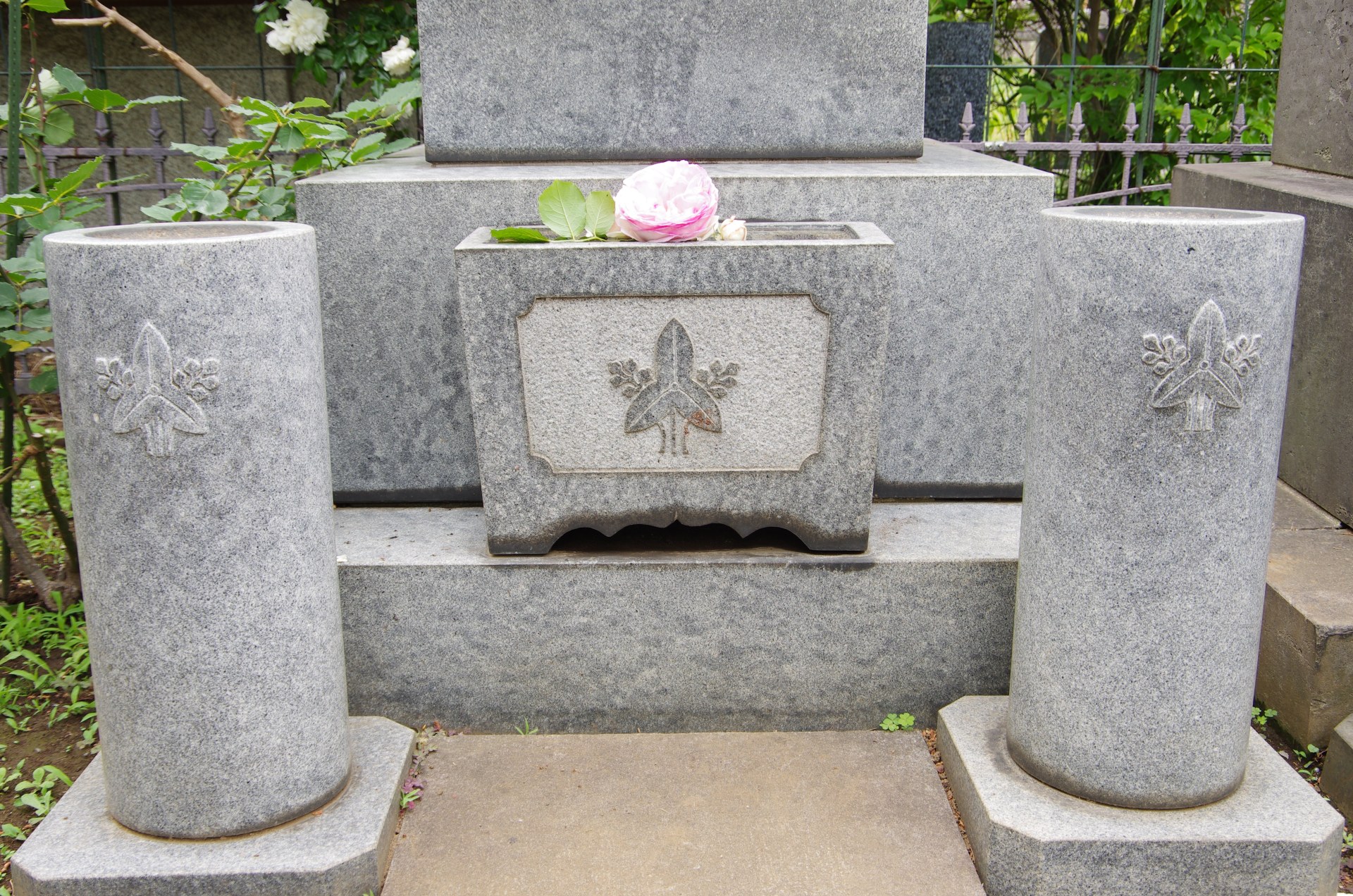 瓜生外吉海軍大将之像と瓜生外吉墓(小田原と南青山)