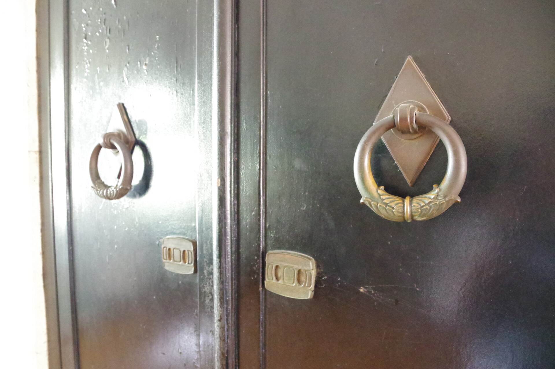 「旧開明尋常小学校奉安庫と機銃掃射の弾痕跡」尼崎の戦跡と近代建築散策・その2（兵庫尼崎）